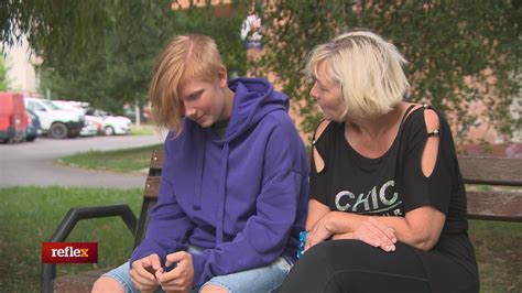 Rodič sa rozpráva s dieťaťom po úraze hlavy