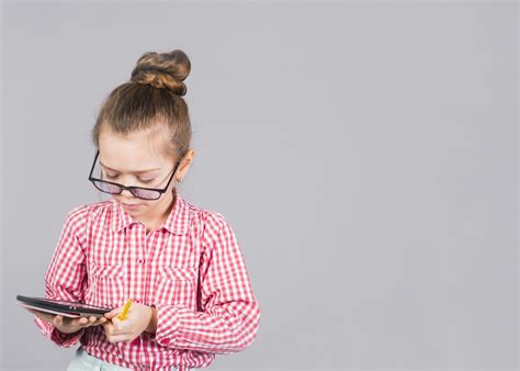 dieťa komunikujúce cez tablet
