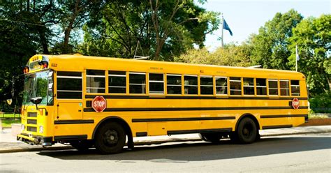 starý autobus na ceste v USA
