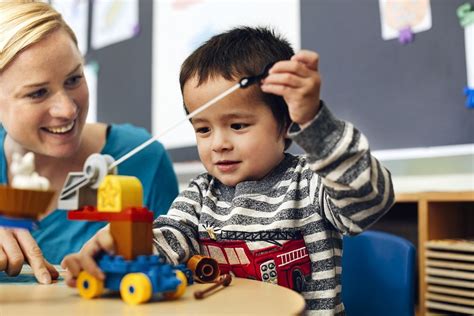 Deti spoznávajúce rôzne profesie prostredníctvom hry
