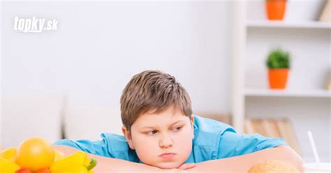 obézne dieťa pred televízorom so sladkosťami