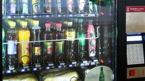 automat na sladkosti v školskej chodbe