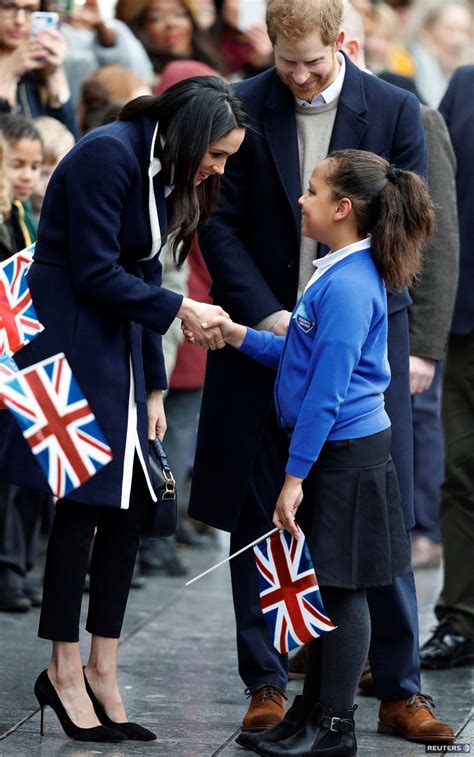 Meghan Markle počas tehotenstva v modrých šatách
