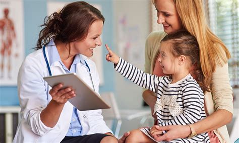 Lekár diagnostikujúci ADHD u dieťaťa