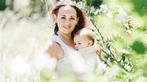 matka nosí dieťa v šatke