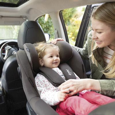 Rozdiel medzi autosedačkou, podsedákom a vajíčkom