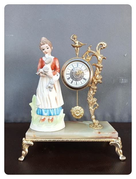 Moderný interiér s Royal Dux porcelánovou soškou ako akcentom