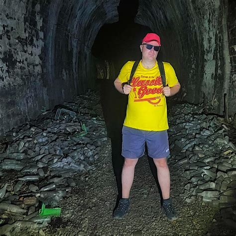 Dieťa so smutným výrazom a tieňom úzkosti nad hlavou