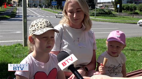 Rodičia s deťmi trávia spoločný čas pri počítačovej hre