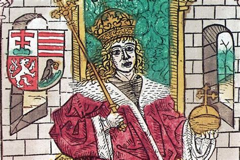 Zlovestná postava panovníka sediaceho na tróne obklopeného karikatúrami kritikov