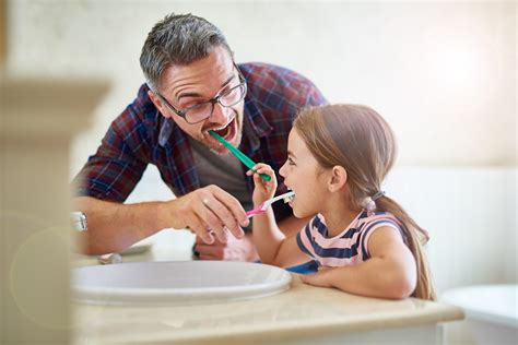 Dieťa v kúpeľni učí sa hygienickým návykom
