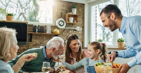 Ilustrácia rodiny so starými rodičmi a dieťaťom
