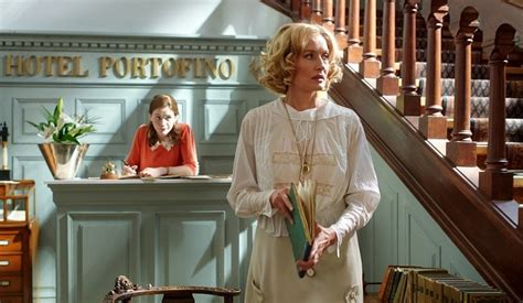 Scéna zo seriálu Šťastné údolie s hlavnou hrdinkou Catherine Cawoodovou