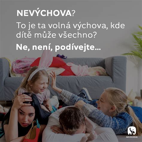 Dítě se vzteká na zemi, zatímco rodič se ho snaží uklidnit