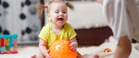 Dieťa hádže mäkkú loptu v bezpečnom prostredí
