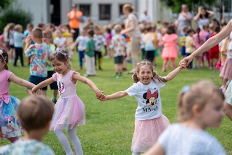 Deti v materskej škôlke hrajúce sa na dvore