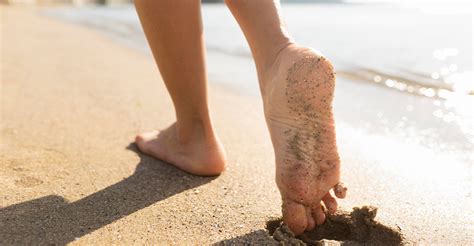 Detské chodidlá bosé na tráve