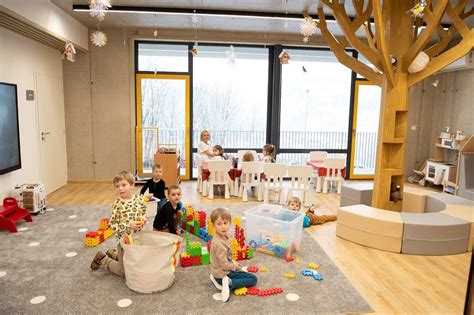 moderná materská škola s otvoreným priestorom pre deti