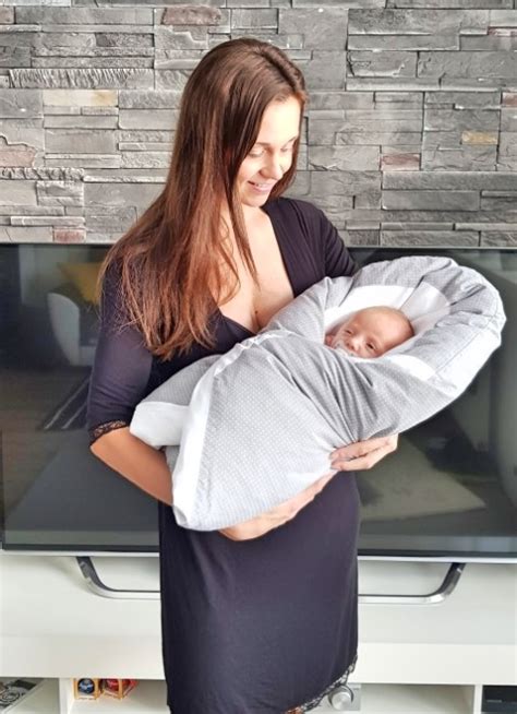 Správne nosenie bábätka v bočnom klbku v perinke