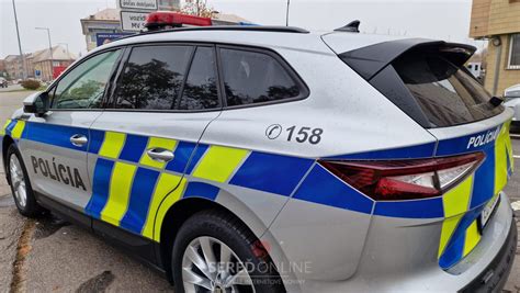 Policajné auto s majákmi v noci