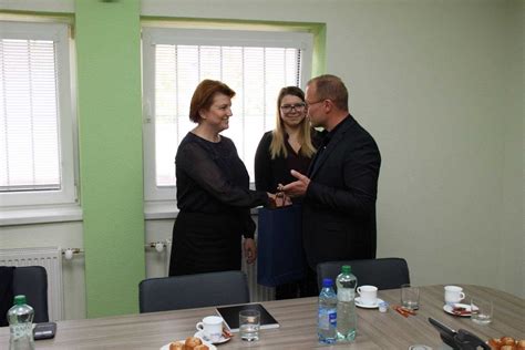 fotografia väzenskej cely s minimálnym zariadením