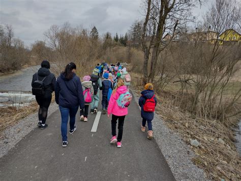 Mladé dievča na ceste za poznaním svojho pôvodu