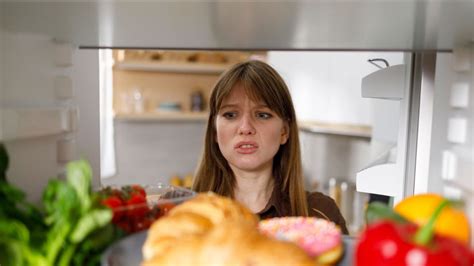 Žena pripravujúca si jedlo v kuchyni, s vopred pripravenými ingredienciami