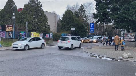Preplnené autá pred školou počas rannej špičky