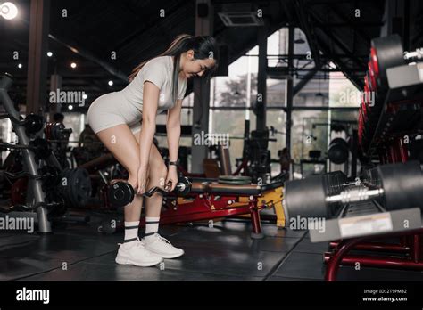 Woman lifting weights (silový tréning)
