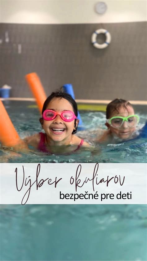 Deti sa hrajú pri bazéne s rodičmi