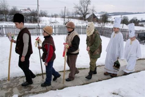 Slovenskí koledníci s tradičným betlehemom