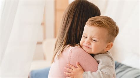 Dieťa so svalovými zášklbmi počas febrilných kŕčov