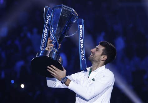 Novak Djokovič držiaci tenisovú trofej Grand Slamu