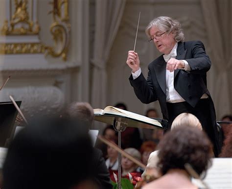 Záber na dirigenta a orchester
