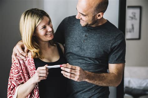 Páry s deťmi po IVF, zdôrazňujúce náročnú, ale potenciálne úspešnú cestu