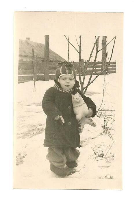 Opustený chlapec s hračkou, Londýn 1945
