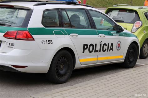 Policajné auto v uliciach mesta