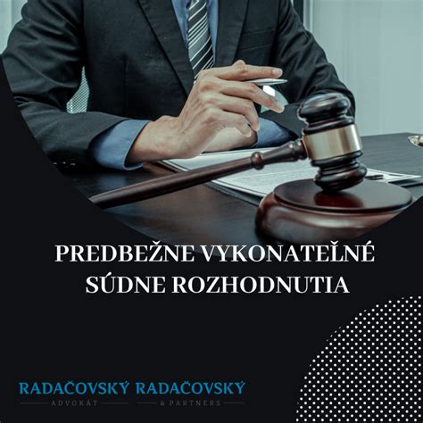 Súdne kladivo na právnom dokumente ako symbol súdneho rozhodnutia