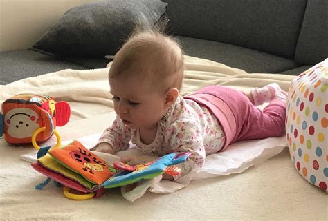 bábätko sa hrá na brušku s hračkami