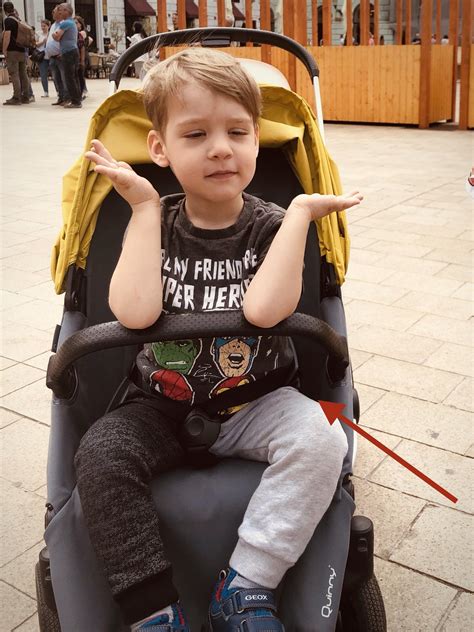 Dieťa v päťbodovom bezpečnostnom páse v športovom kočíku