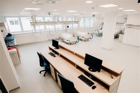 Interiér modernej pediatrickej jednotky intenzívnej starostlivosti