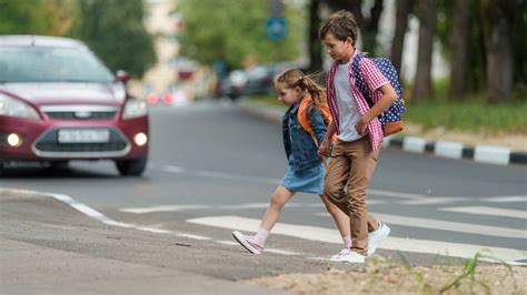 Dieťa učiace sa prechádzať cez cestu