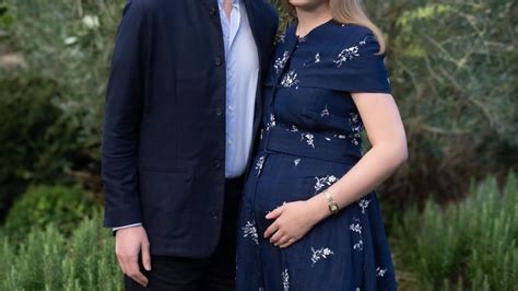 Rodina sa smeje počas exteriérového fotenia