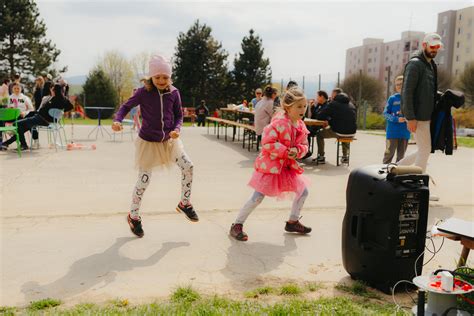 Deti sa hrajú v parku počas rodinného fotenia