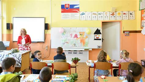 Rodičia a dospievajúce dieťa diskutujú v otvorenej atmosfére