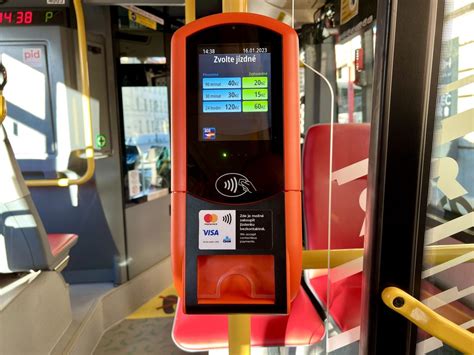 moderný terminál v autobuse na čítanie čipových kariet