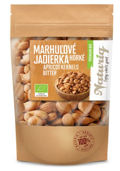 Fľaša s marhuľovým olejom a marhuľové jadierka