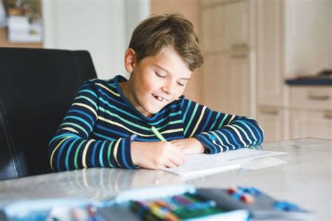 Dieťa s radosťou píše v zošite