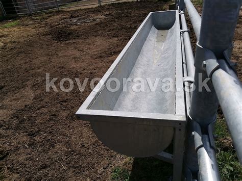 Plastové závesné kŕmne žľaby pre hospodárske zvieratá