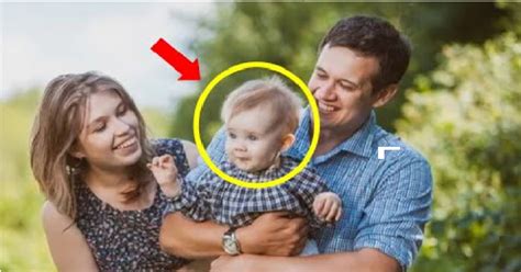 Rodina objímajúca adoptované dieťa
